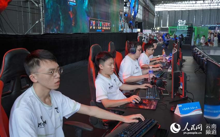 一个负责攻 一个负责攻